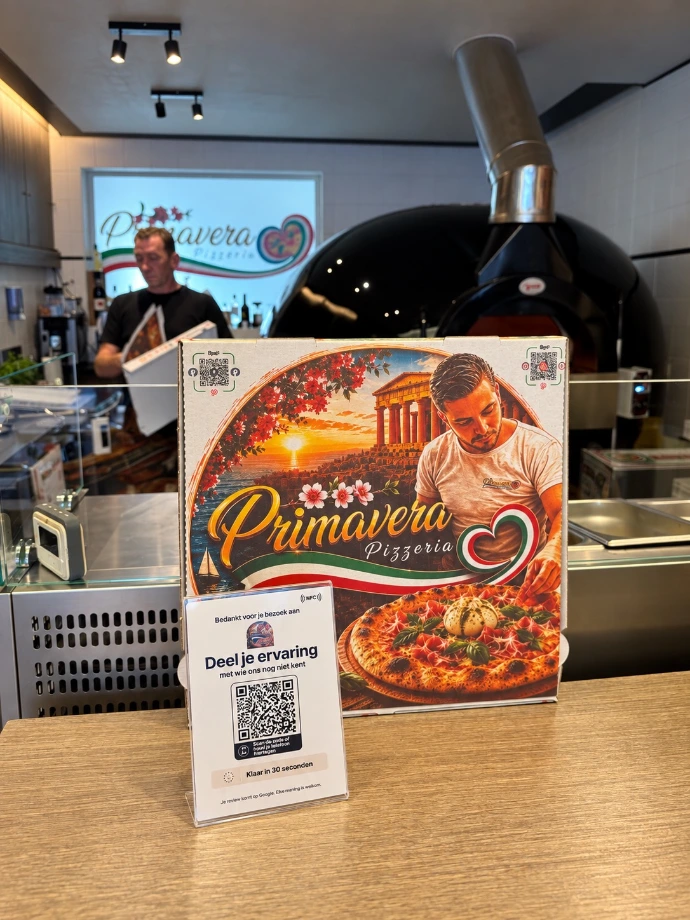 Sterrenwacht-display op de toonbank van Pizza Primavera, voor de pizzaoven